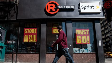 radioshack closing  stores leaves