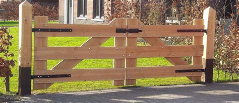 douglas houten tuinhek onbehandeld met zwart beslag farm gate entrance
