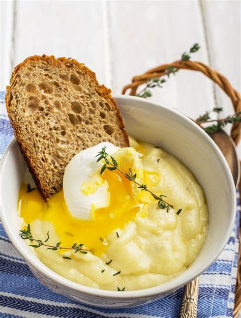 dikke fijngestampte aardappels met gestroopt ei en een boterhamthyme stock foto image  romig