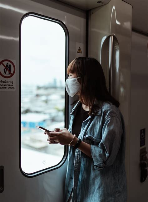 wear  mask safety tips  traveling   holidays  covid