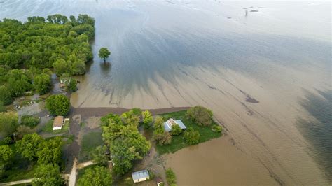 flooding mississippi river midwest missouri town braces for storms