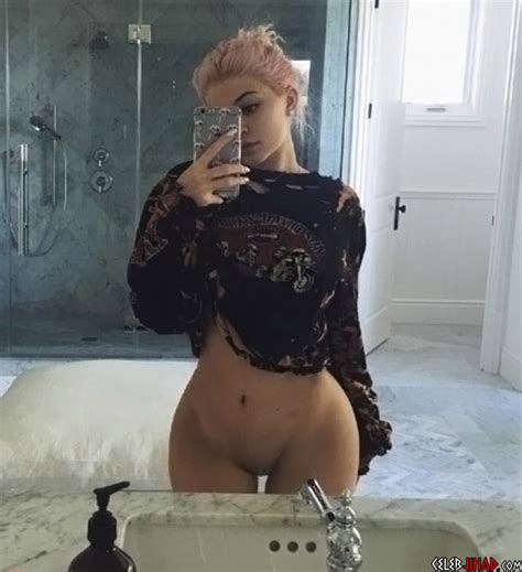 kylie jenner s snapchat hacked nude photos uncovered