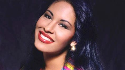 selena quintanillas family developing tv series inspired  late singers legacy