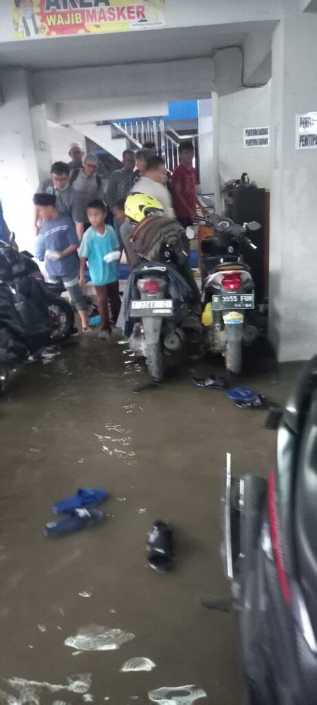 Diduga Akibat Drainase Buruk Parkiran Dibawah Masjid Pdam Tirta