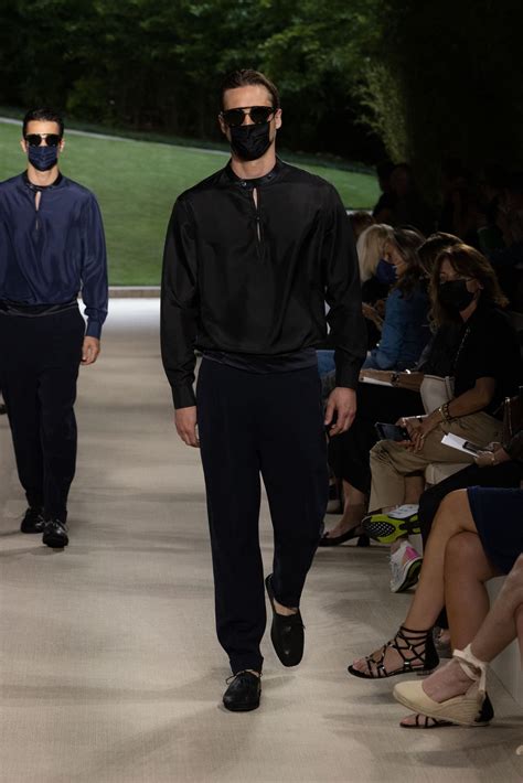 Giorgio Armani Spring 2022 Men S Fashion Show The Impression