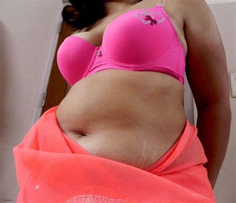 bhabhi stripping saree showing boob blouse and pink bra pics