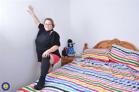 Naughty British Bbw Playing In Her Bed