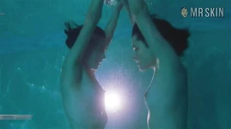 arousing nude pool scenes with lovely and natural hottie juliette lewis