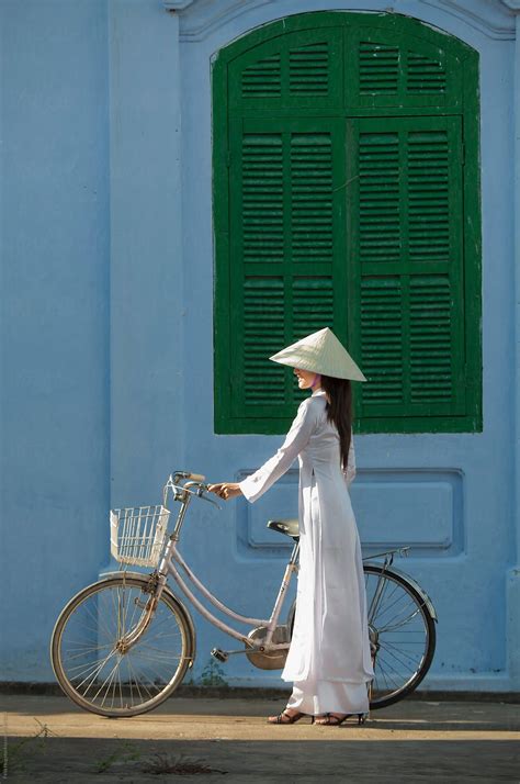 An Vietnamese Woman In Her Ao Dai In Hoi An Old Town In 2020 Vietnam