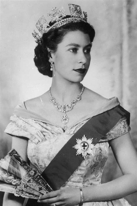 royal hairstyles   years young queen elizabeth