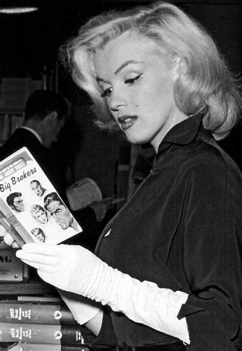 marilyn monroe photographed at a bookstore by andre de