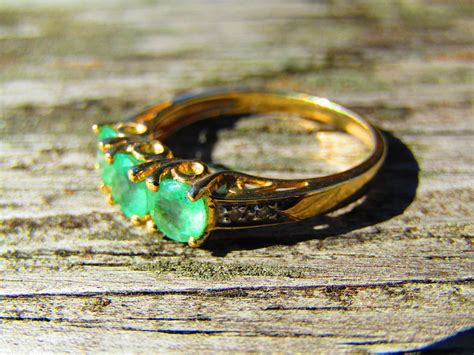 vintage kt emerald green ring size   stones  tcw diamond