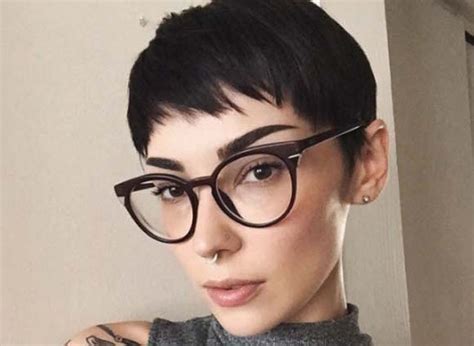 Short Hair Pixie Cut Hairstyle With Glasses Ideas 72