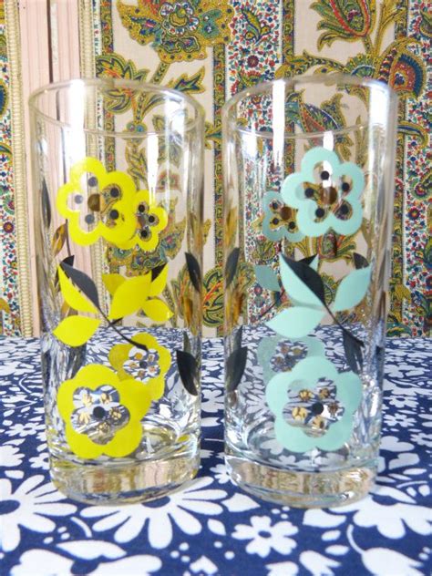 Set Of 2 Mod Daisy Flower And Foliage Drinking Glasses