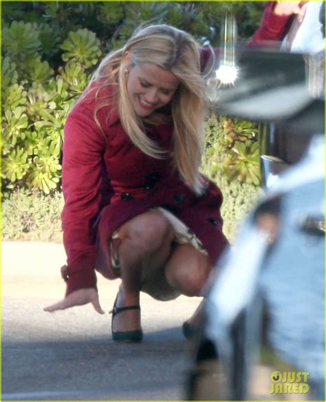 shailene woodley and reese witherspoon film beachside scene photo 3562432 reese witherspoon