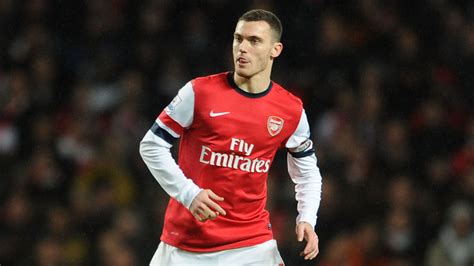 barcelona agrees to acquire arsenal center back thomas vermaelen for £