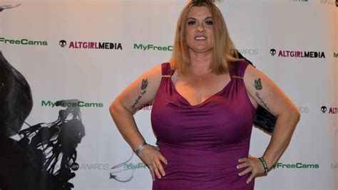Kimmie Kaboom Wins Bbw Of The Year From The Inked Awards
