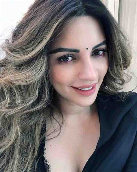 shama sikander flaunts her cleavage in the latest photos fans says