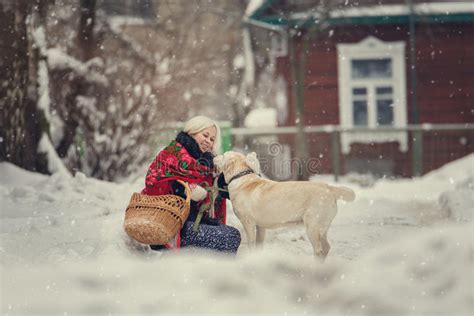 mujer rusa joven con el perro imagen de archivo imagen de caucásico holiday 66706431