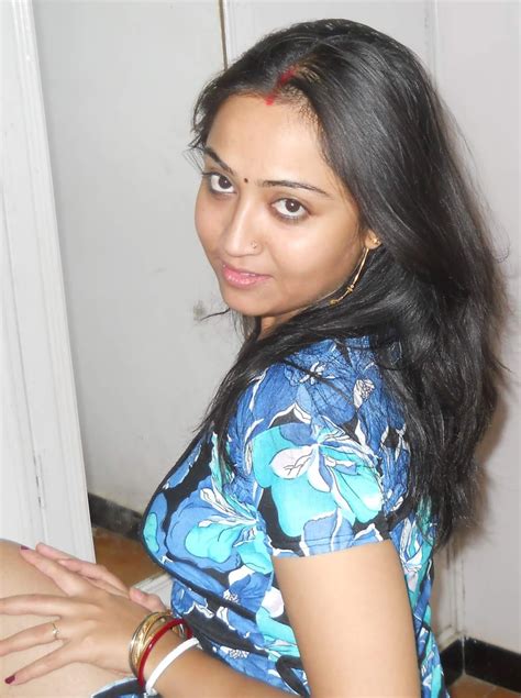 Actressphotosfix Indian Bhabhi Hot Cleavage 10 Page 03