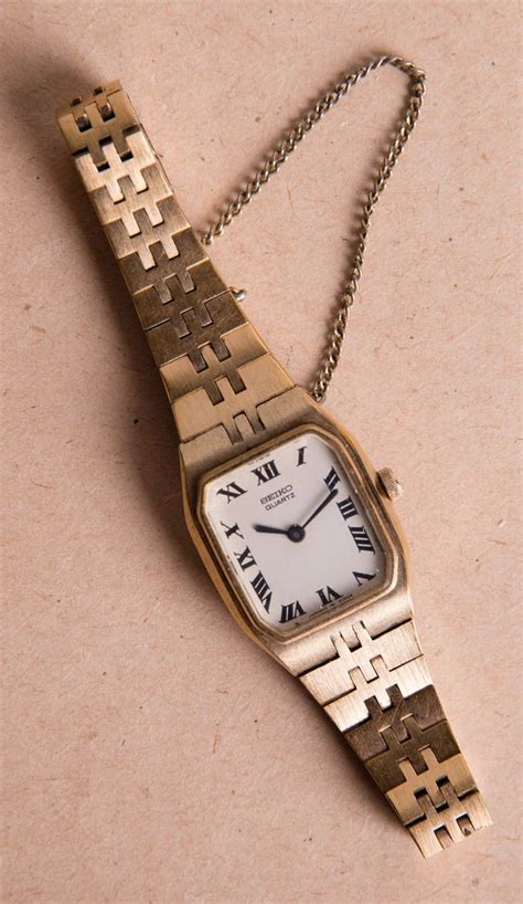 ladies quartz wristwatch vintage seiko watch 43 3039 wrist