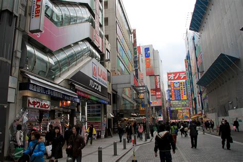 akihabara la ville électrique pour geeks et otaku de tokyo