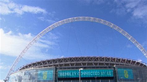 freeclimber scales londons iconic wembley stadium arch nbc news