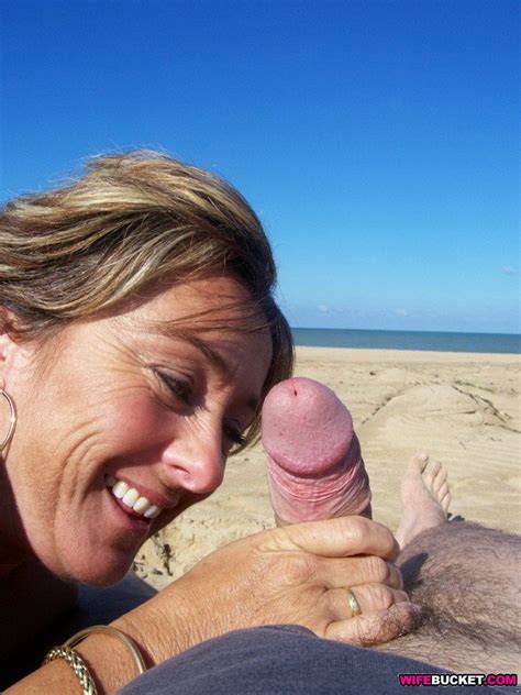 mature blowjob on beach adulte archive