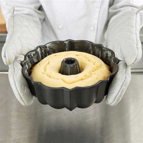 easily remove bundt cake   pan