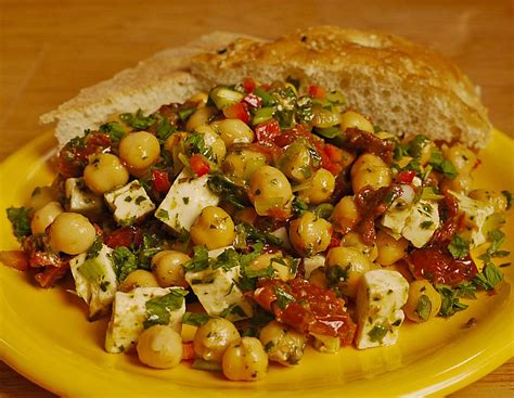 kichererbsensalat mit getrockneten tomaten und feta