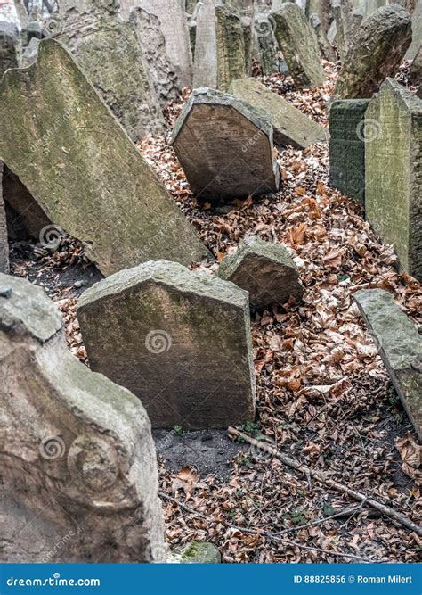oude joodse begraafplaats stock foto image  dood cultuur