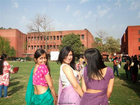 Hot Saree Backs College Girls In Saree Back Pose
