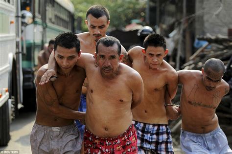 El Salvador Transfers Gangsters From Barrio 18 Gang To Maximum Security