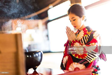 jeune femme japonaise prier au temple de chionji hyakumanben kyoto