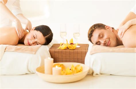 picture of couple in spa salon getting massage glovi group sức sống
