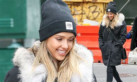 jessica alba bundles up in fur collar coat and slouchy