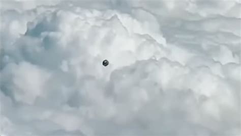 commercial pilot films ufo flying  plane iheart
