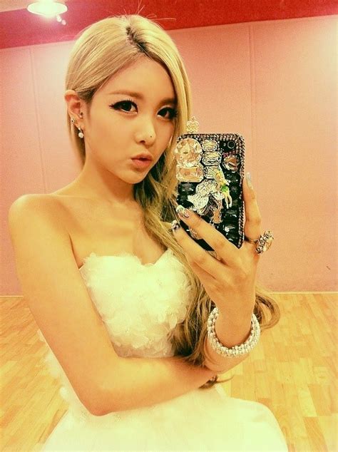 T Ara S Qri Snapped Gorgeous A Photo With Tinker Bell T