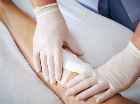 choosing   wound dressing promotes healing  surgery