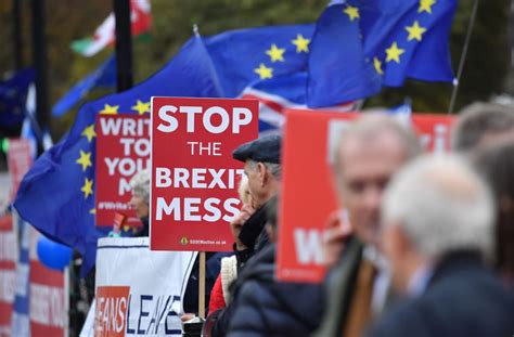 brexit deal kritiker werfen  verrat  brexit vor politik