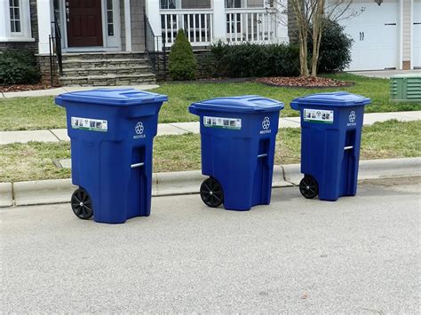 outdoor garbage cans  locking lids  wheels