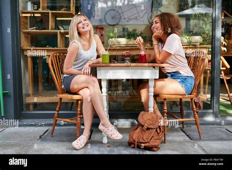 Zwei Junge Freunde Am Café Im Freien Sitzen Und Lächeln Auf Den Lippen