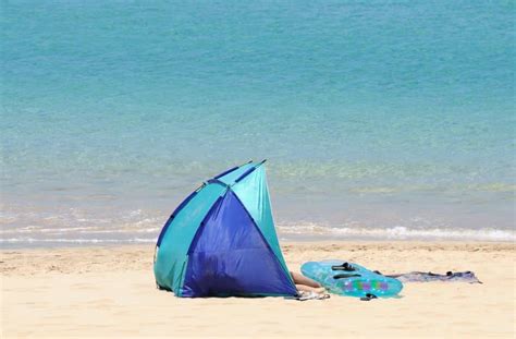 strandtent kopen bescherming tegen zon en wind tijdens een dagje strand outdoornow