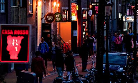 o voo do corvo no kissing amsterdam s red light district reopens