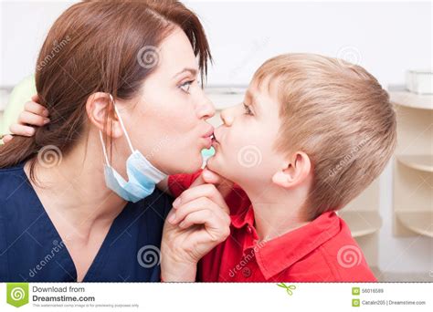de durvende en gewaagde vrouw van de jong geitje kussende tandarts stock afbeelding image