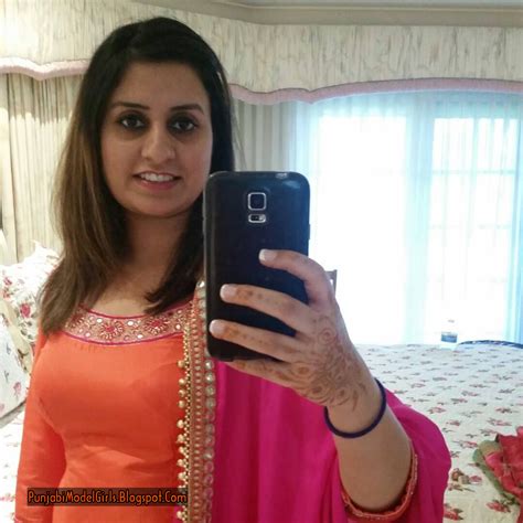Desi Instagram Beautiful Punjabi Aunties Pictures