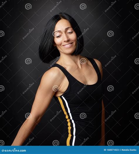 深色背景中一位黑发的美丽年轻女子的画像 库存图片 图片 包括有 适应 充分 白种人 微笑 设计 160071023