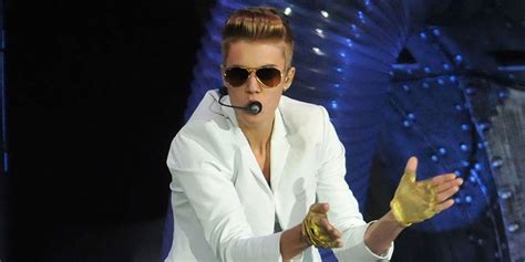 justin bieber commands audience to clap in time justin bieber
