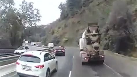 dumpertnl russische vrachtwagenchauffeur  de bocht