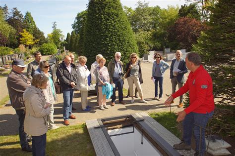 bezoekers naar weekend van de begraafplaats uitvaartmediacom